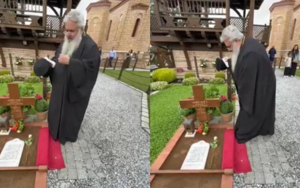 Ο Γέροντας Αθανάσιος λυγίζει καθώς προσκυνά τον τάφο του Αγίου Παϊσίου στη Σουρωτή>