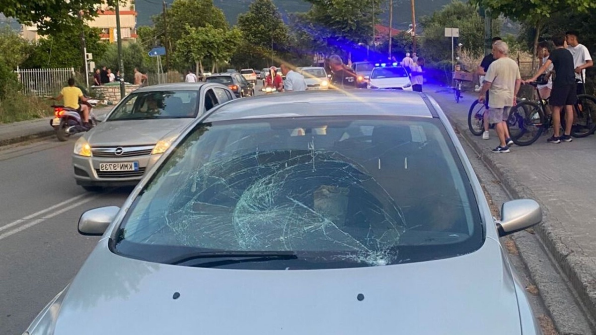 Αυτοκίνητο παρασύρει σκούτερ στην Καλαμάτα: Δύο παιδιά τραυματίστηκαν σοβαρά | Δείτε το βίντεο