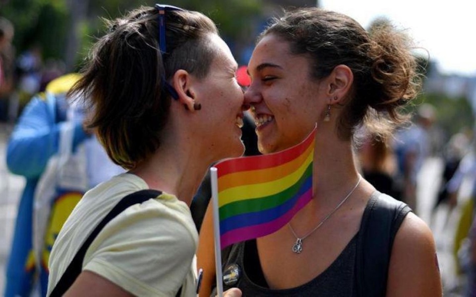 Αγκαλιάζοντας την αγάπη: Το ταξίδι μου με μια γκέι μαμά στο Gay Pride>