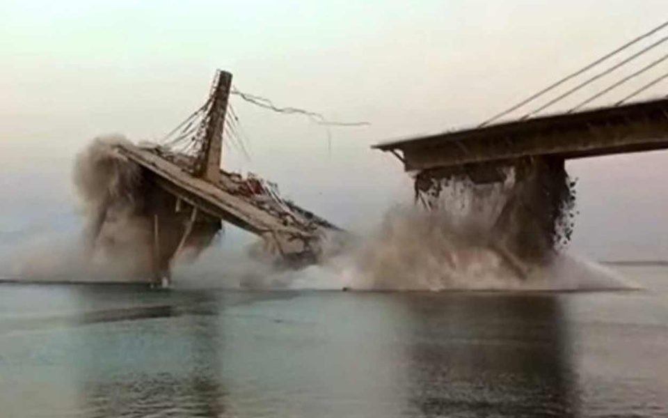 Ανησυχίες για τη διαφθορά και έρευνα: Δεύτερη κατάρρευση γέφυρας στο Μπιχάρ της Ινδίας>