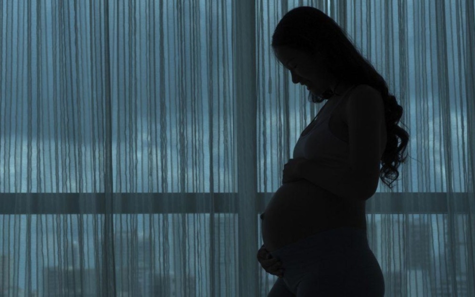 Αντιμετώπιση της απρογραμμάτιστης εγκυμοσύνης: Πλοήγηση στην ανταπόκριση ενός διστακτικού άνδρα>