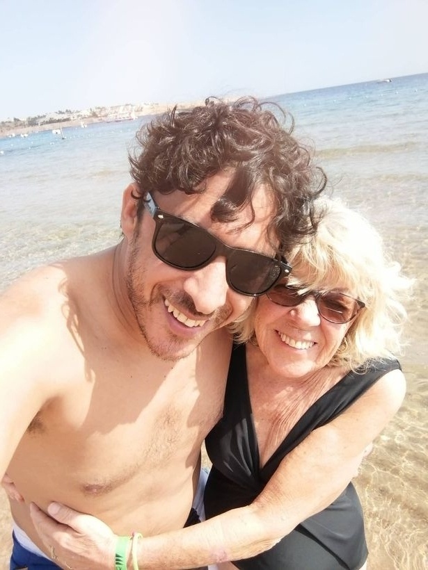 Αντισυμβατική αγάπη: Το εμπνευσμένο ταξίδι της Βρετανίδας γιαγιάς και του Αιγύπτιου συζύγου της