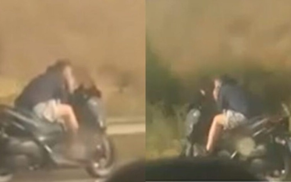 Απερίσκεπτος αναβάτης μοτοσικλέτας: Χωρίς κράνος, με το τηλέφωνο στο χέρι! Δείτε το viral βίντεο!>