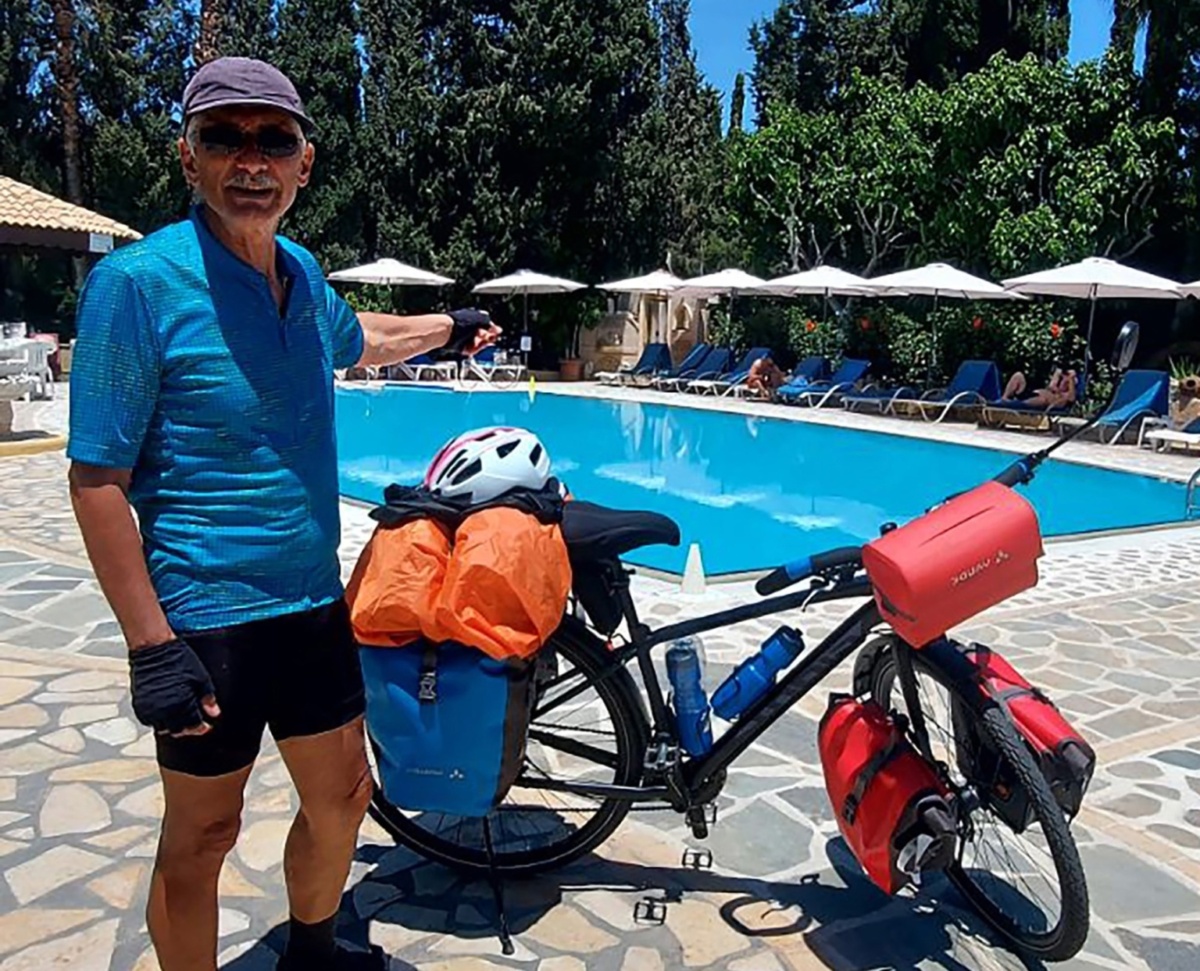 Από τη Γαλλία στην Κύπρο: Το εμπνευσμένο ταξίδι του 68χρονου με ποδήλατο στη μνήμη του Κυπριανού