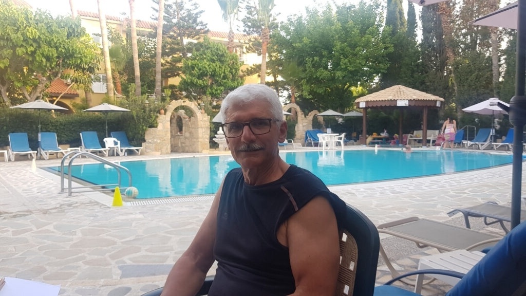 Από τη Γαλλία στην Κύπρο: Το εμπνευσμένο ταξίδι του 68χρονου με ποδήλατο στη μνήμη του Κυπριανού