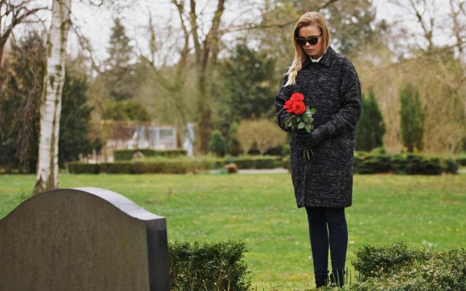 Αποκαλυπτόμενη προδοσία: Αντιμετωπίζοντας την ερωμένη του συζύγου μου στον τάφο του>