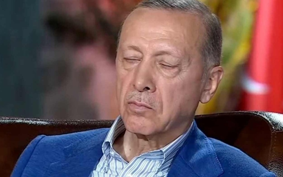 Ο πρόεδρος Ερντογάν αποκοιμήθηκε κατά τη διάρκεια συνέντευξης>