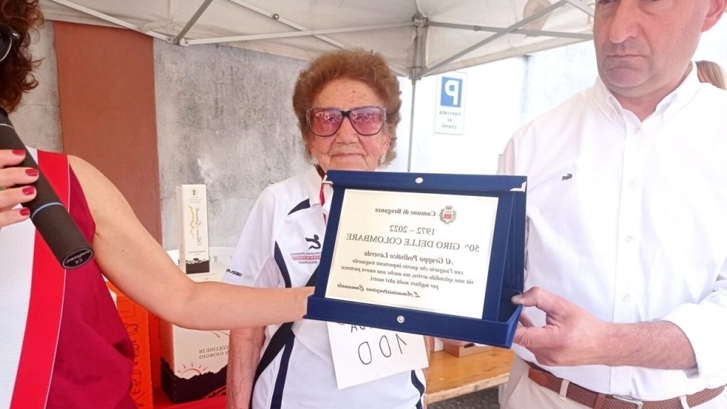 Αψηφώντας την ηλικία με περιπέτεια: Η 100χρονη κυρία ανανεώνει την άδειά της