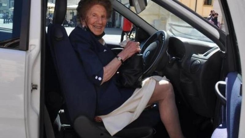 Αψηφώντας την ηλικία με περιπέτεια: Η 100χρονη κυρία ανανεώνει την άδειά της