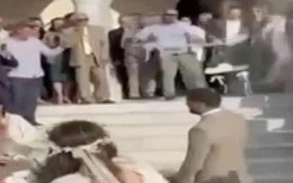 Αξέχαστη στιγμή γάμου: Η διαφυγή της νύφης από το περιστατικό με το φτυάρισμα ρυζιού στην Πάρο>
