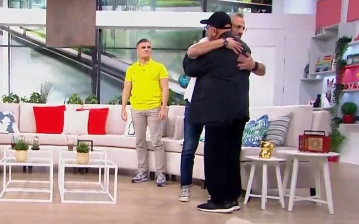 Αξίες φιλίας και ποικιλομορφίας: Ο Γιάννης Ζουγανέλης διευκρινίζει τη ζεστή αγκαλιά στον Νίκο Συρίγο στην εκπομπή «Hello»