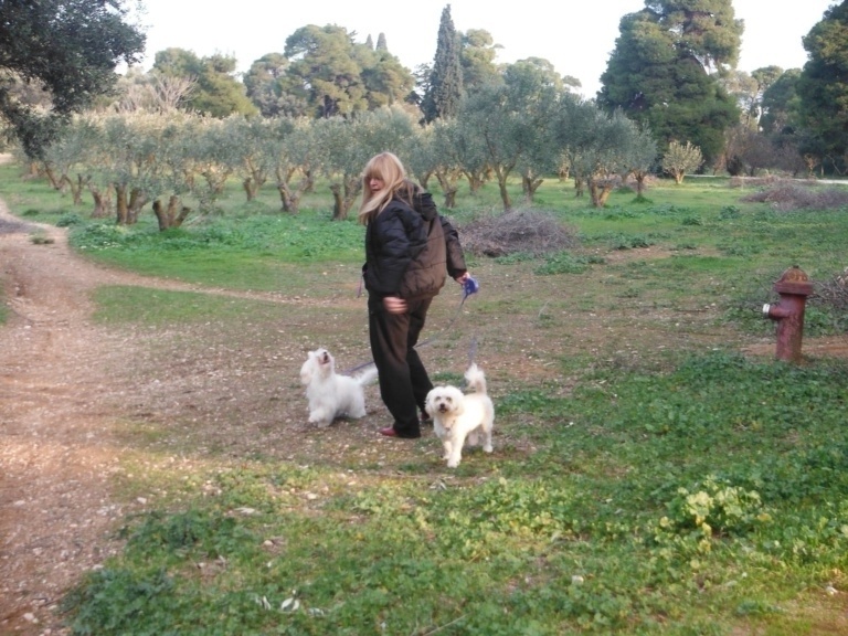 Χλόη Λιάσκου: Η διαχρονική ξανθιά καλλονή της δεκαετίας του ’70 | Εντυπωσιακό ταξίδι και φυσική χάρη στα 77 της χρόνια