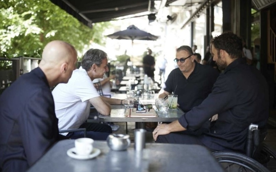 Ειλικρινείς στιγμές και παιχνιδιάρικα σχόλια: Πρωινός καφές του Μητσοτάκη με Ρέμο & Τσαπατάκη στη Θεσσαλονίκη>