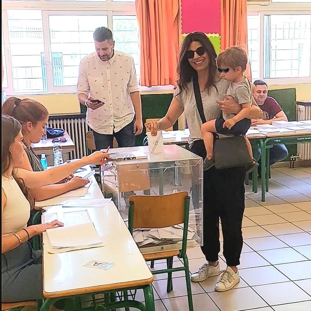 Εκλογές 2023: Η Πόπη Τσαπανίδου ψηφίζει με το εγγόνι της, μεταφέρει τις δηλώσεις του Αλέξη Τσίπρα