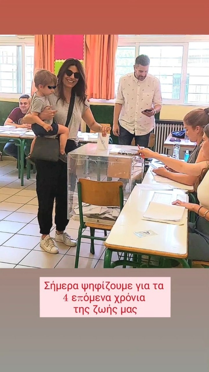 Εκλογές 2023: Η Πόπη Τσαπανίδου ψηφίζει με το εγγόνι της, μεταφέρει τις δηλώσεις του Αλέξη Τσίπρα