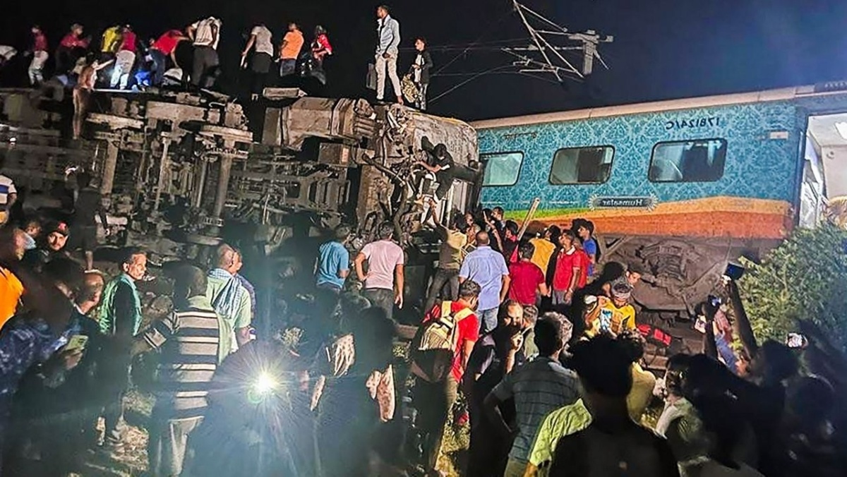 Εκτροχιασμός τρένου στην Ινδία: Πάνω από 50 νεκροί σε τραγικό περιστατικό