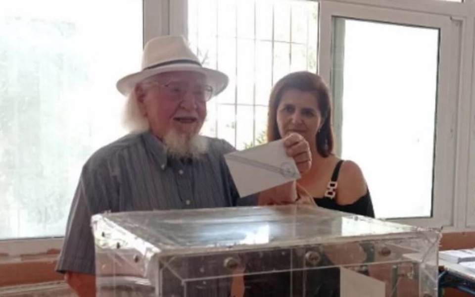 Εμπνευσμένη 99χρονη ψηφοφόρος κλέβει την παράσταση στο Βόλο>