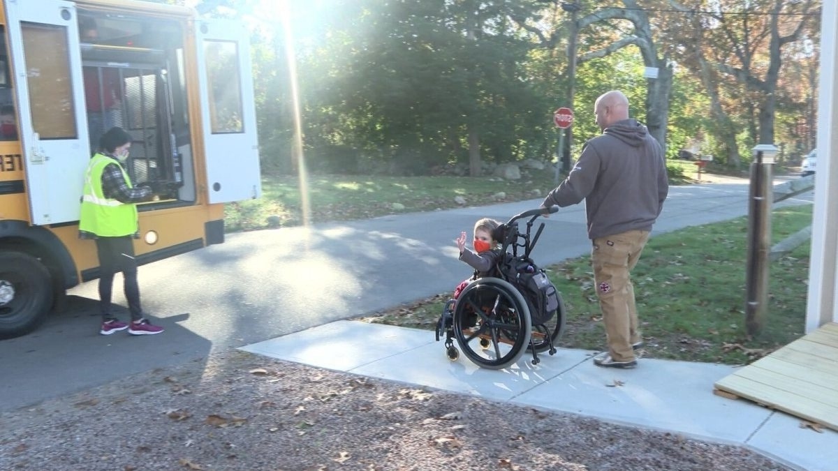 Εμπνευσμένη ιστορία κοινοτικής υποστήριξης: Έφηβοι κατασκευάζουν στάση λεωφορείου για 5χρονο σε αναπηρικό αμαξίδιο