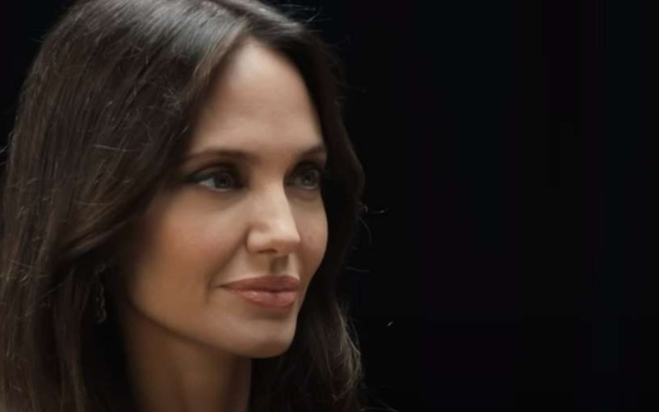 Ένα απεγνωσμένο ταξίδι επιβίωσης: Η ειλικρινής απάντηση της Angelina Jolie στο θανατηφόρο ναυάγιο>