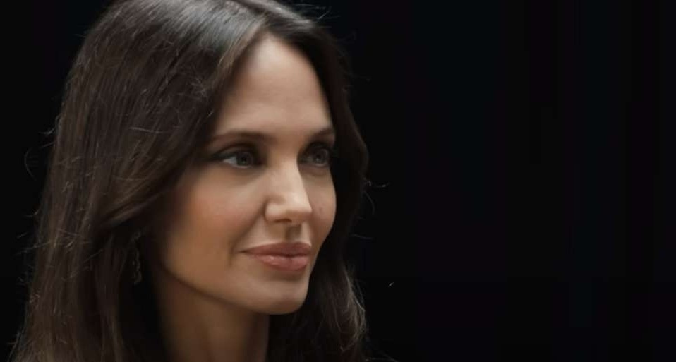 Ένα απεγνωσμένο ταξίδι επιβίωσης: Η ειλικρινής απάντηση της Angelina Jolie στο θανατηφόρο ναυάγιο