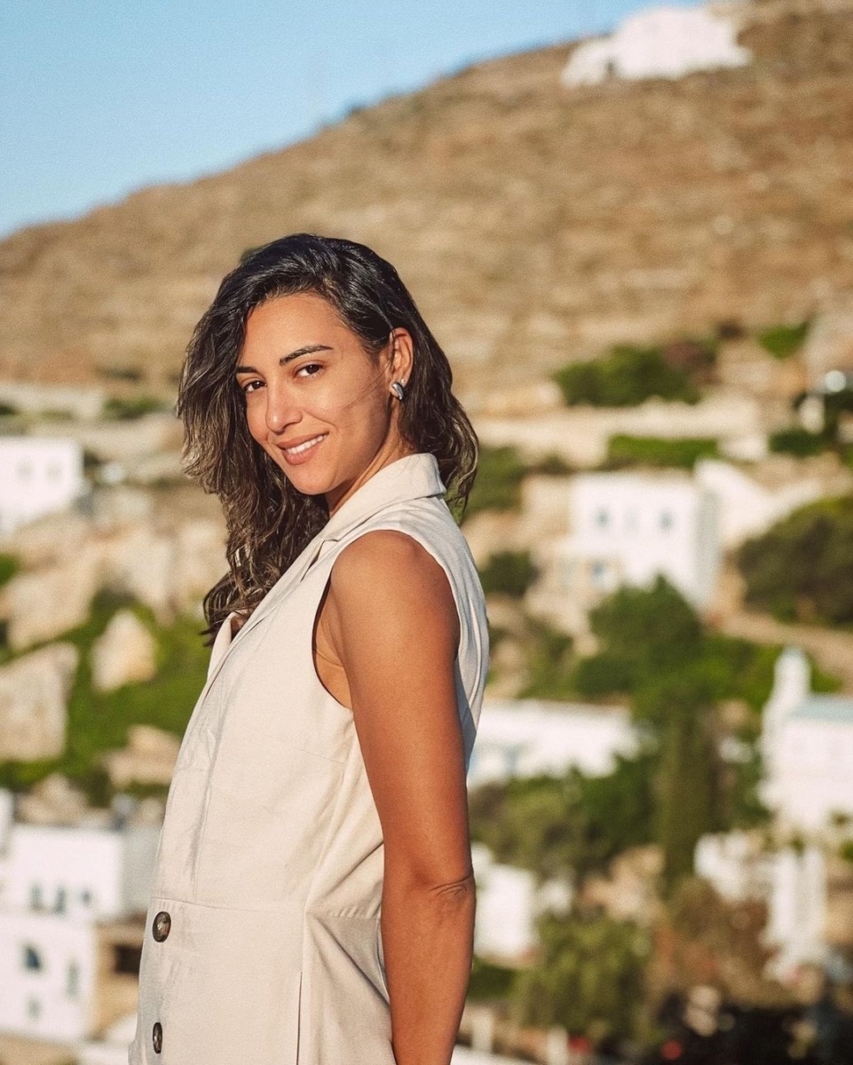 Ευγενία Σαμαρά: Η πιο όμορφη γυναίκα στην Ελλάδα | Εκπληκτικές φωτογραφίες στην παραλία & άψογο στυλ