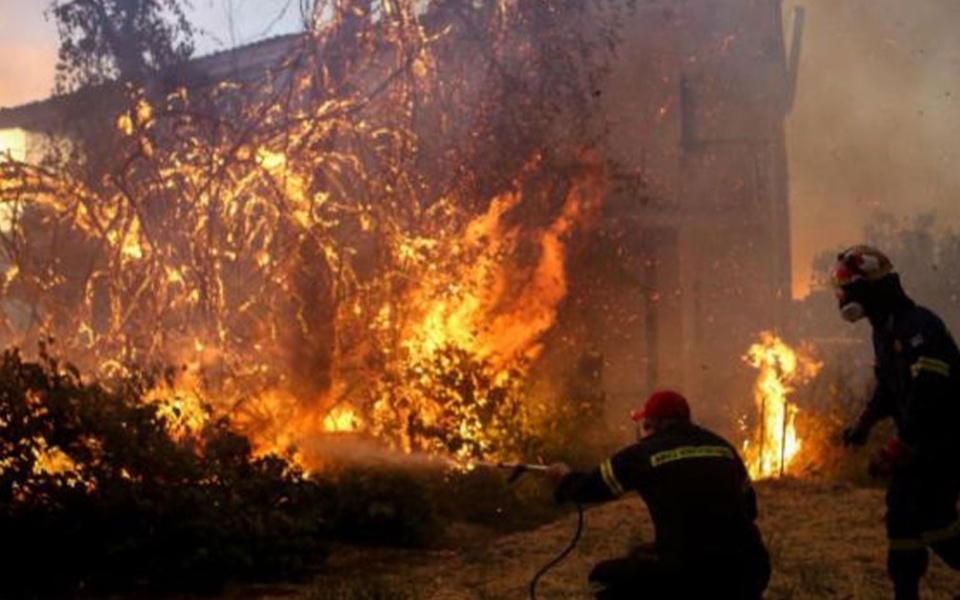 Πυρκαγιά: Η Πυροσβεστική κινητοποιήθηκε, Οι φλόγες απειλούν τον οικισμό Χαραυγή>