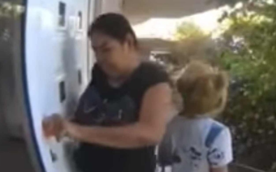 Εξωφρενικό βίντεο: Γυναίκες Ρομά ανοίγουν την πόρτα με κάρτα – Διάρρηξη στο Γλυκό Νερό>