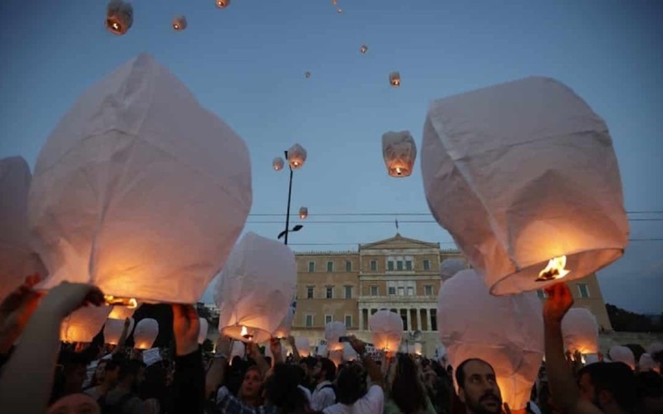 Φανάρια στον ουρανό: Τιμώντας τα θύματα του ναυαγίου της Πύλου>