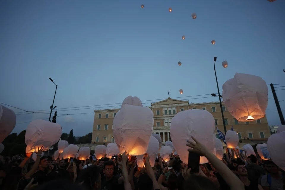 Φανάρια στον ουρανό: Τιμώντας τα θύματα του ναυαγίου της Πύλου