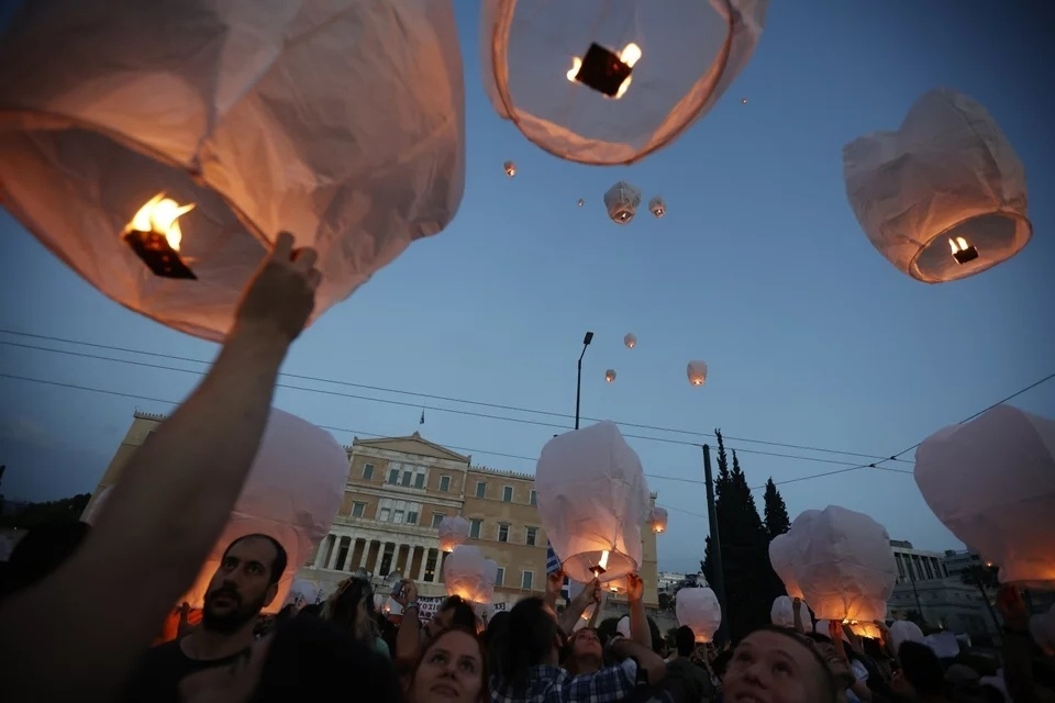 Φανάρια στον ουρανό: Τιμώντας τα θύματα του ναυαγίου της Πύλου