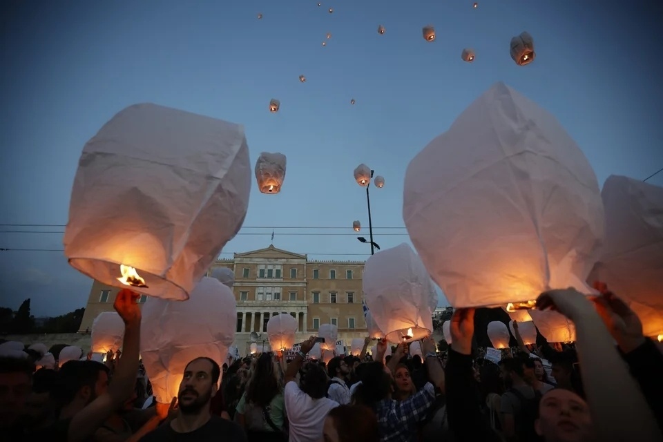 Φανάρια στον ουρανό: Τιμώντας τα θύματα της τραγωδίας στην Πύλο