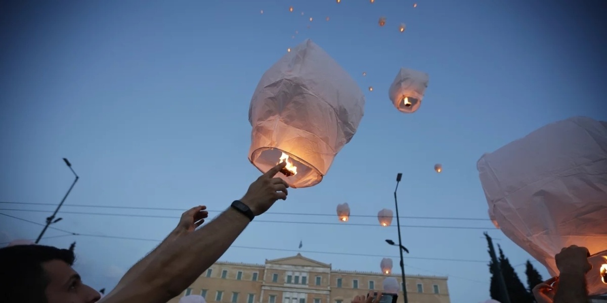 Φανάρια στον ουρανό: Τιμώντας τα θύματα του ναυαγίου της Πύλου