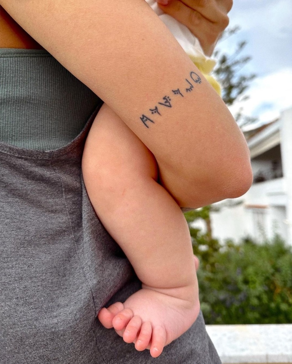 Forever Bond: Η Μαίρη Συνατσάκη κάνει τατουάζ στο όνομα της κόρης της