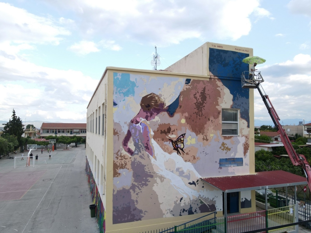 Γκράφιτι κατά της έμφυλης βίας: Μνημόσυνο της Γαρυφαλλιάς Ψαράκου στο Δημοτικό Σχολείο Βέλου
