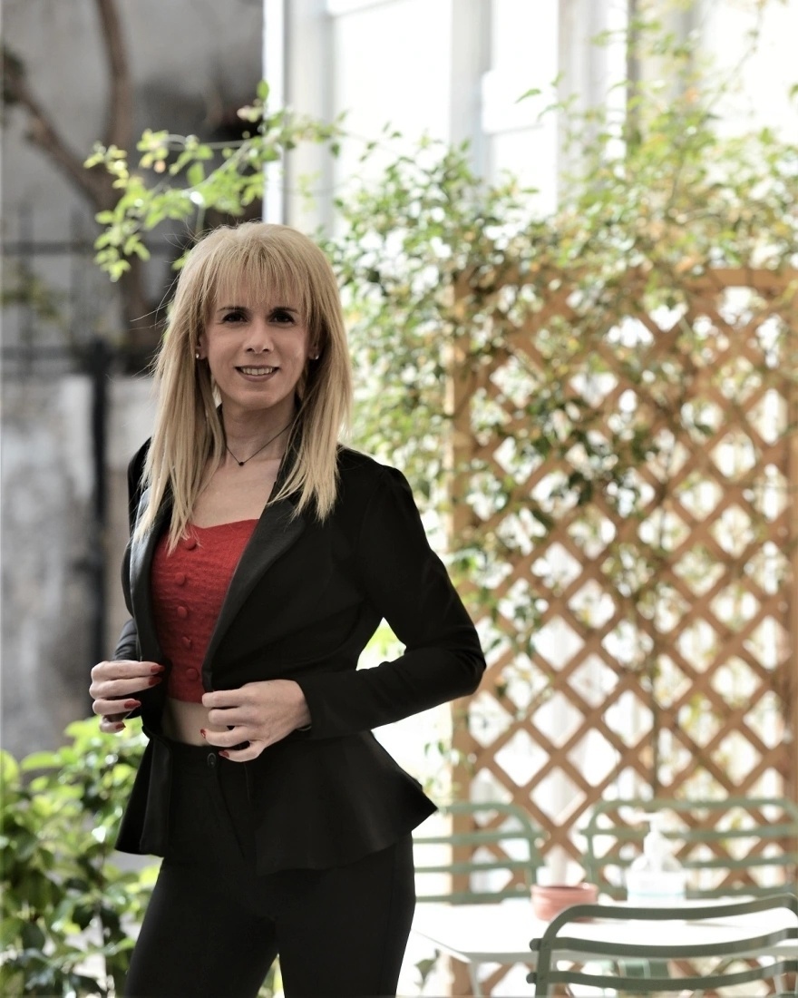 Γνωρίστε την Katherine Reilly: Ο πρώτος τρανσέξουαλ δάσκαλος στην Ελλάδα & ο υπέρμαχος του σαμπουάν Pantene