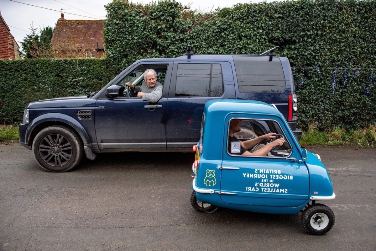 Γνωρίστε τον Alex Orchin: Οδήγηση του μικρότερου αυτοκινήτου στον κόσμο με £7 Fill-up