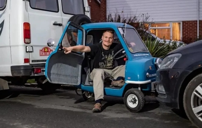 Γνωρίστε τον Alex Orchin: Οδήγηση του μικρότερου αυτοκινήτου στον κόσμο με £7 Fill-up