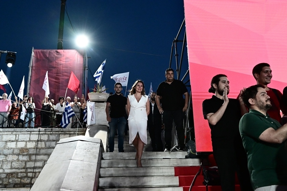 Η Μπέτυ Μπαζιάνα στο πλευρό του Αλέξη Τσίπρα: Εντυπωσιακή εμφάνιση με λευκό φόρεμα στην ομιλία στο Σύνταγμα