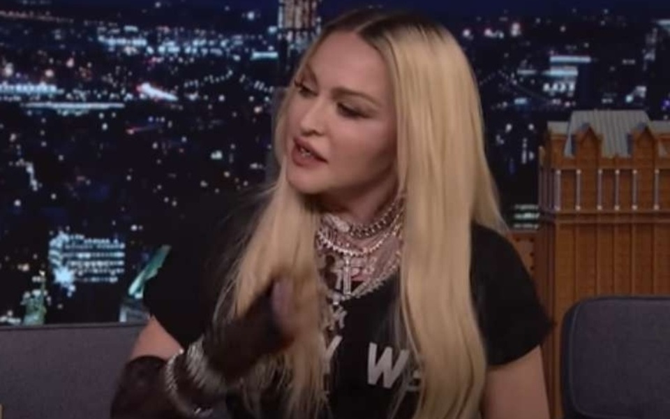 Η εκπληκτική μεταμόρφωση των μαλλιών της Madonna: Αποκαλύφθηκε η νέα εμφάνιση της βασίλισσας της ποπ>