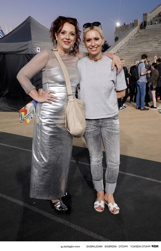 Η Ελένη Ράντου λάμπει με τολμηρό ντύσιμο στη συναυλία του Παπακωνσταντίνου – Φωτογραφίες από τη λαμπερή βραδιά