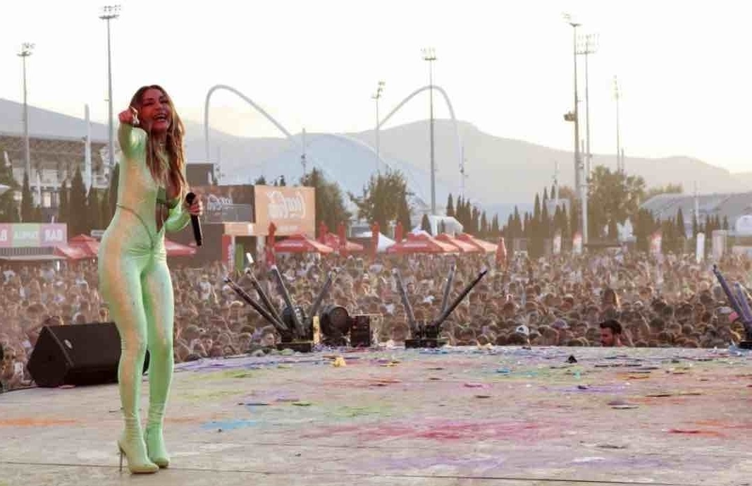 Η νεοπράσινη ολόσωμη φόρμα της Δέσποινας Βανδή στο Colourday Festival