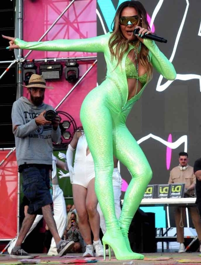 Η νεοπράσινη ολόσωμη φόρμα της Δέσποινας Βανδή στο Colourday Festival