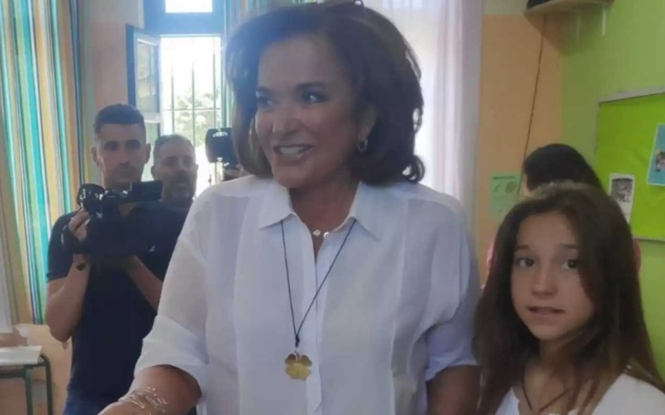 Η Ντόρα Μπακογιάννη ψηφίζει με το Ντοράκι και τα εγγόνια της στις εκλογές 2023>