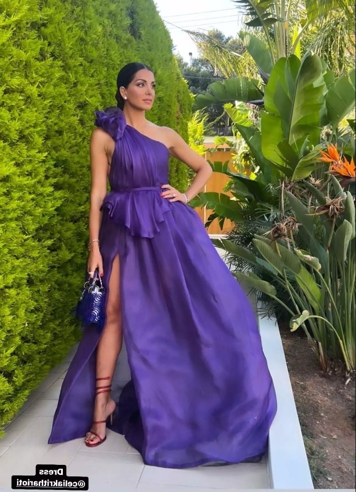 Η Σταματίνα Τσιμτσιλή λάμπει με εντυπωσιακό μοβ φόρεμα στο γάμο φίλης της