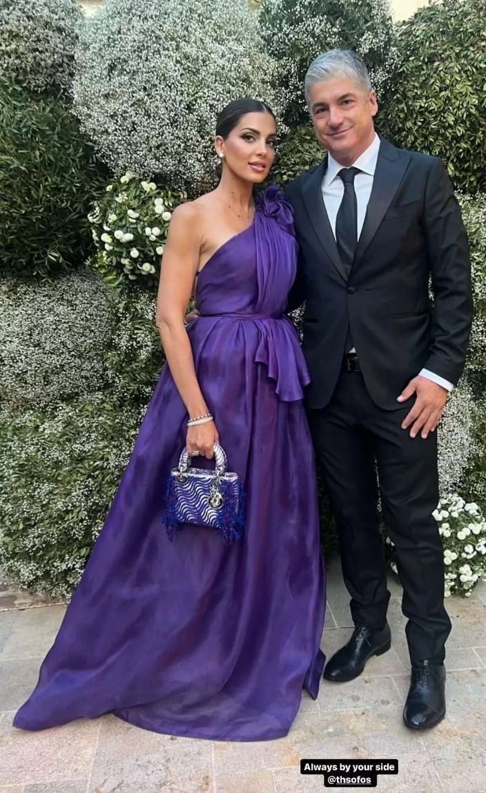 Η Σταματίνα Τσιμτσιλή λάμπει με εντυπωσιακό μοβ φόρεμα στο γάμο φίλης της
