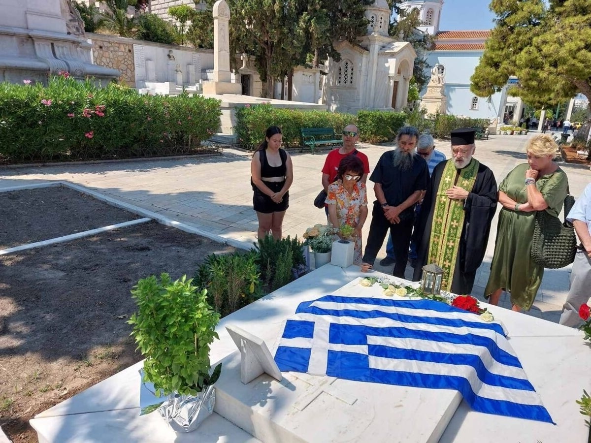 Η συγκινητική επίσκεψη της Δήμητρας Λιάνη στον τάφο του Ανδρέα Παπανδρέου | 27 χρόνια από τον θάνατό του