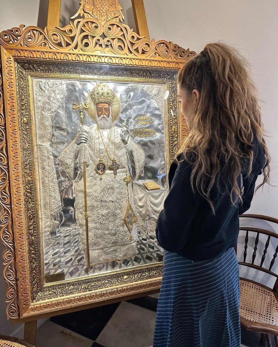Η συγκλονιστική συνάντηση της Μαρίας Μενούνος στον τάφο του Αγίου Νεκταρίου στην Αίγινα