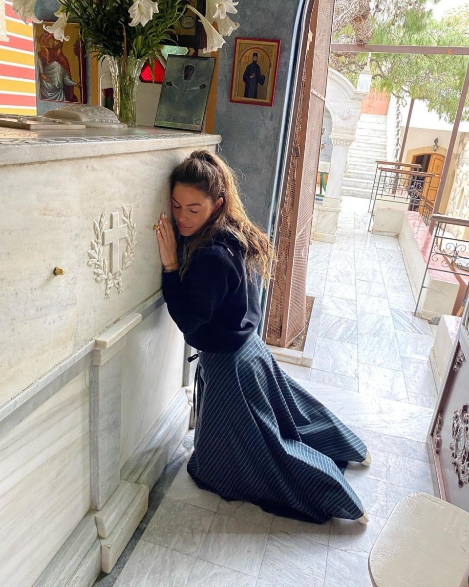Η συγκλονιστική συνάντηση της Μαρίας Μενούνος στον τάφο του Αγίου Νεκταρίου στην Αίγινα