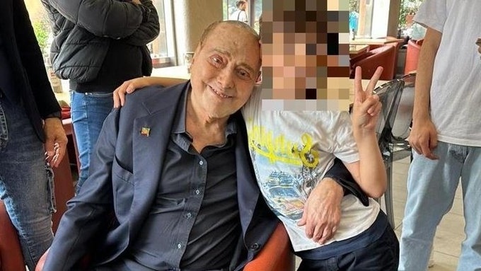 Η τελευταία φωτογραφία του Silvio Berlusconi: Αγνώριστος και κατατρεγμένος σε ένα μπιστρό |