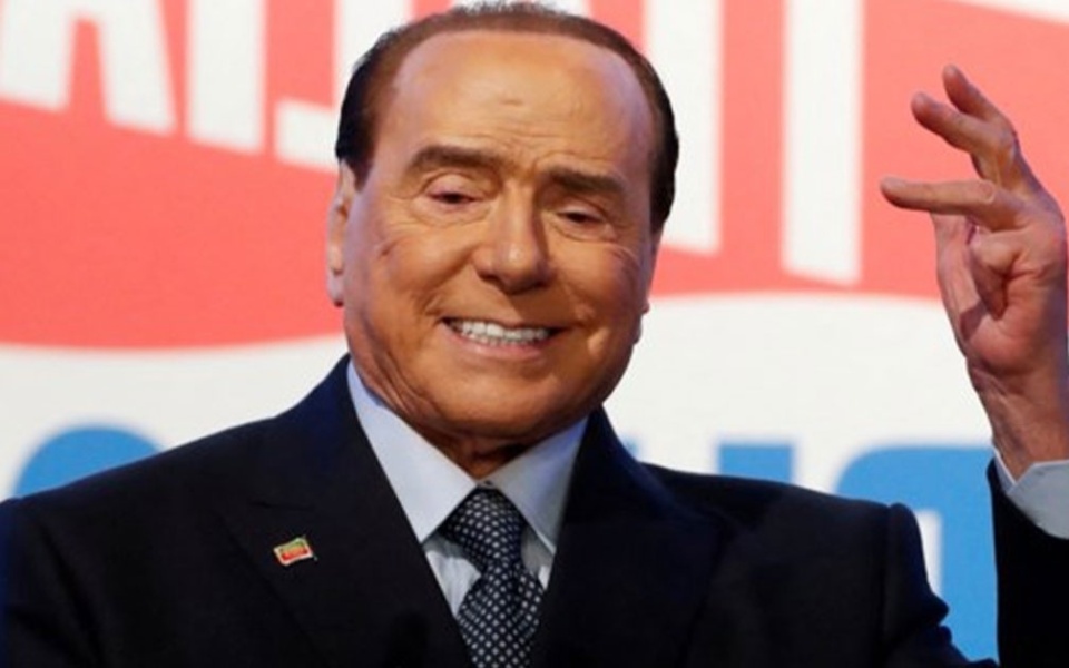 Η τελευταία φωτογραφία του Silvio Berlusconi: Αγνώριστος και κατατρεγμένος σε ένα μπιστρό |>